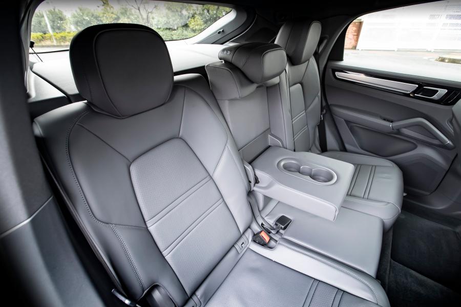 Интерьер Porsche Cayenne Coupe 2020 года  (JP) (фото 4 из 21)